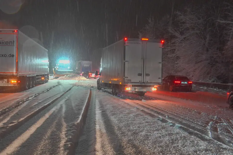 Zahlreiche Lastwagen hingen auf A81 fest (plus Fotogalerie)
