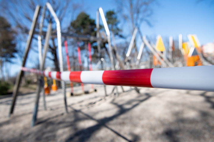 Tödliches Unglück an Kinderspielplatz: Mann von Ast erschlagen